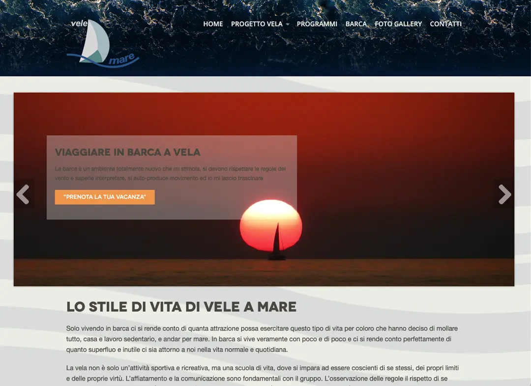 Barca a vela che naviga al tramonto durante una crociera turistica